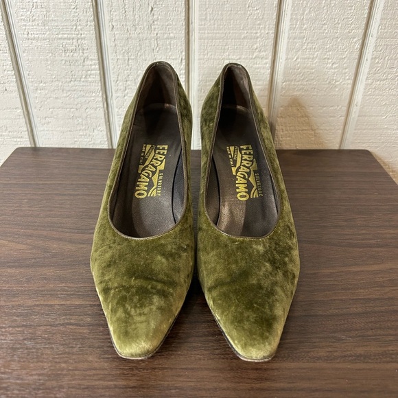 Salvatore Ferragamo Green Textured Classic Pumps, size 9B. Some wear on soles. - Picture 2 of 7